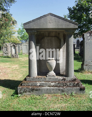 kleines Mausoleum in einem historischen jüdischen Friedhof in Freiburg (Süddeutschland) Stockfoto