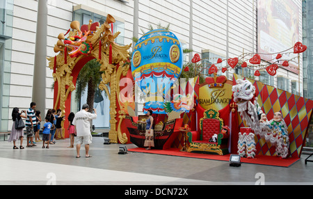 Menschen Fotografieren von einem Drachen, Display und Thron, Chinese New Year in Bangkok, Thailand Stockfoto