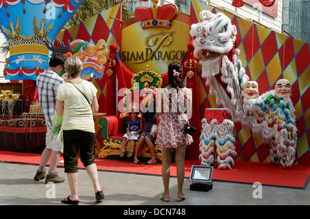 Menschen Fotografieren von einem Drachen, Display und Thron, Chinese New Year in Bangkok, Thailand Stockfoto