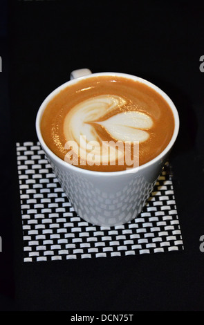 Eine Tasse Cappuccino mit Latte Art - ein Herz- oder Tulpe im cup Stockfoto