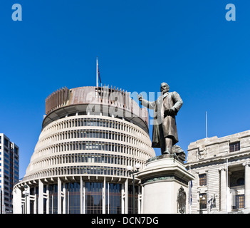 dh Parlament WELLINGTON Neuseeland Richard John Sneddon Statue außerhalb Bienenstock moderne Parlamentsgebäude Stockfoto