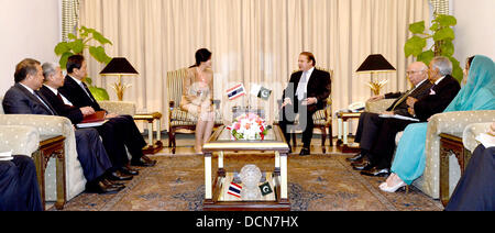 Islamabad, Pakistan. 20. August 2013.   Premierminister Muhammad Nawaz Sharif und s.e. Ms Yingluck Shinawatra, Premierminister von Thailand während einen Höflichkeitsbesuch im Haus des Premierministers am 20. August 2013.   (Foto von PID/Deanpictures/Alamy Live-Nachrichten Stockfoto