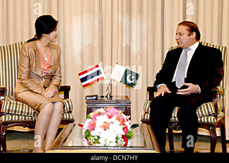 Islamabad, Pakistan. 20. August 2013.   Premierminister Muhammad Nawaz Sharif und s.e. Ms Yingluck Shinawatra, Premierminister von Thailand während einen Höflichkeitsbesuch im Haus des Premierministers am 20. August 2013.   (Foto von PID/Deanpictures/Alamy Live-Nachrichten Stockfoto