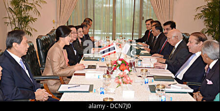 Islamabad, Pakistan. 20. August 2013. Premierminister Muhammad Nawaz Sharif und seine Thailand Pendant H.E Ms Yingluck Shinawatra die Delegierung Ebene Gespräche zwischen den beiden Seiten im PM Haus am 20. August 2013 (Foto von PID/Deanpictures/Alamy Live News statt in Richtung Stockfoto