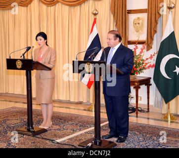 Islamabad, Pakistan. 20. August 2013.    Premierminister Muhammad Nawaz Sharif und H.E Ms Yingluck Shinawatra, Premierminister von Thailand 20. August 2013 eine gemeinsame Presseerklärung des Premierministers Hause festhalten.   (Foto von PID/Deanpictures/Alamy Live-Nachrichten Stockfoto