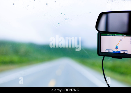 Neblig und nassen Highway 4, Richardson Highway, Thompson Pass in der Nähe von Valdez, Alaska, USA Stockfoto