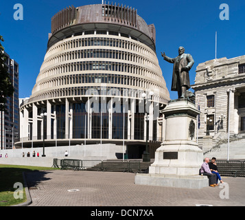 dh Parlament WELLINGTON Neuseeland Richard John Sneddon Statue außerhalb Bienenstock moderne Parlamentsgebäude Stockfoto