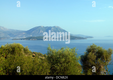 Blick in Richtung Insel Skorpios vom Hügel oberhalb Spartochori, Meganisi, Ionische Inseln, Griechenland. Stockfoto