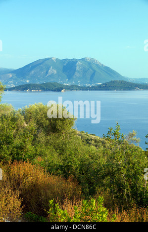 Blick in Richtung Insel Skorpios vom Hügel oberhalb Spartochori, Meganisi, Ionische Inseln, Griechenland. Stockfoto