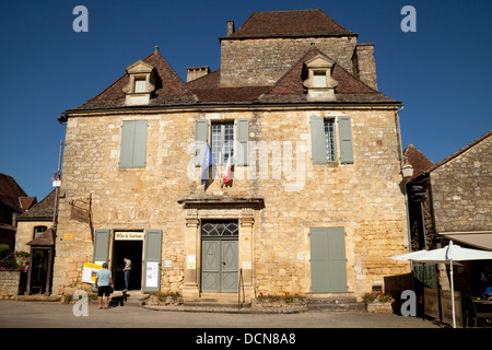 Das Hotel de Ville (Rathaus) und Office de Tourisme (Touristeninformation), das Dorf Domme, Dordogne, Frankreich Stockfoto