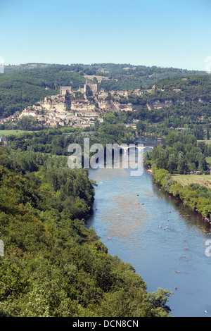 Ansicht von Beynac et Cazenac und Chateau de Beynac im Sommer mit dem Fluss Dordogne Frankreich Europa Stockfoto