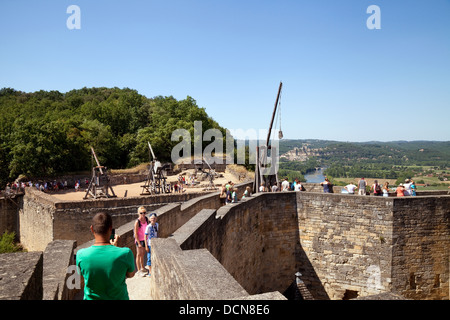 Touristen am Museum der mittelalterlichen Kriegsführung an mittelalterliche Waffen suchen, Château (Schloss) von Castelnaud-la-Chapelle, Dordogne, Frankreich, Europa Stockfoto