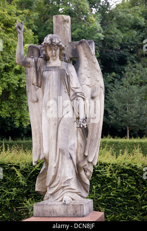 Nahaufnahme eines großen steinernen Engel Statue - Arno Vale Friedhof, Bristol, England Stockfoto