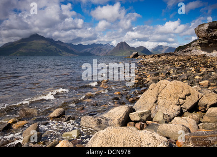 Blick in Richtung der Black Cuillin Berge über Loch Scavaig vom Strand bei Elgol auf der Isle Of Skye, Schottland, UK Stockfoto