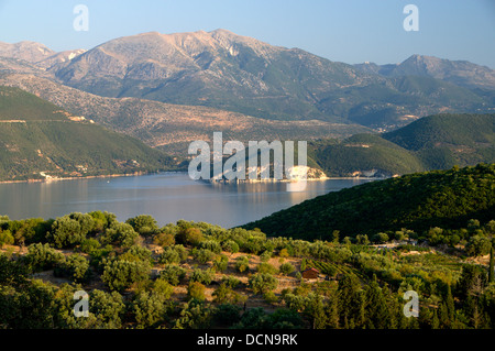 Blick vom Meghas Birnos Hügel in der Nähe von Spartohori über den Meganisi geraden auf der Insel Lefkas, Ionische Inseln, Griechenland. Stockfoto