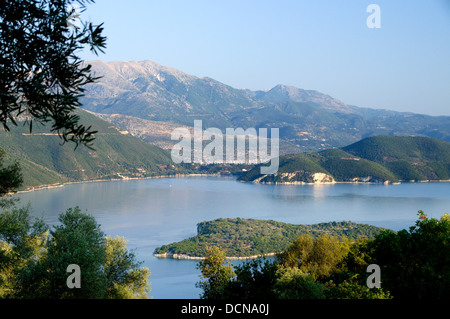 Blick vom Meghas Birnos Hügel in der Nähe von Spartohori über den Meganisi geraden auf der Insel Lefkas, Ionische Inseln, Griechenland. Stockfoto