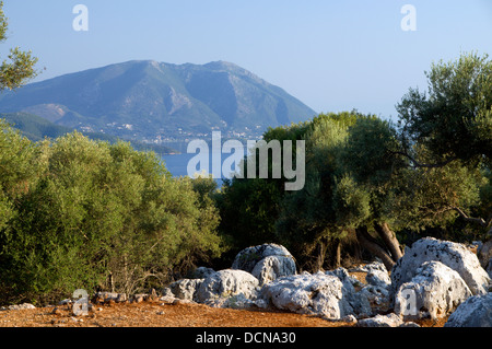 Blick vom Meghas Birnos Hügel in der Nähe von Spartohori über den Meganisi geraden auf der Insel Lefkas, Ionische Inseln, Griechenland. Stockfoto