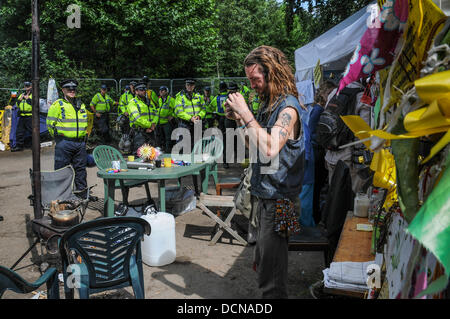 Balcombe, West Sussex, UK. 20. August 2013. Umweltschützer behebt sein Haar wie Polizei auf der Cuadrilla Website Eingang zu suchen. Bildnachweis: David Burr/Alamy Live-Nachrichten Stockfoto