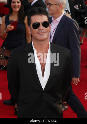 London, Großbritannien, 20. August 2013. Simon Cowell nimmt an der Welt-Premiere von "One Direction: This Is Us an Empire Leicester Square Stockfoto