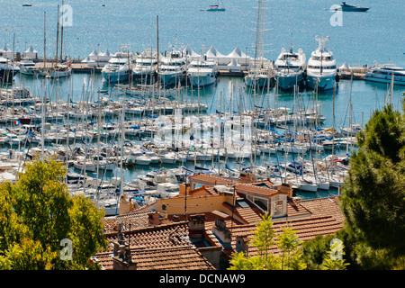 Panorama von Cannes Waterfront mit roten Dächern und Yachten, Cannes, Côte d ' Azur, Frankreich. Stockfoto