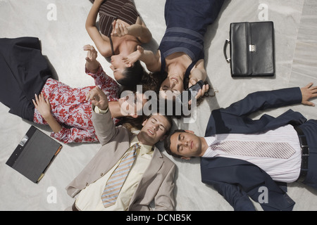 Geschäftsleute, die auf dem Boden liegend Stockfoto