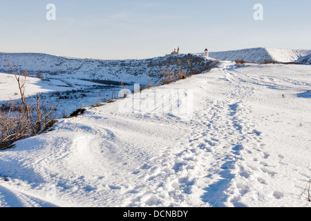 Winter-Schnee-Straße zum alten Orhei Vechi Kloster in der Republik Moldau Stockfoto