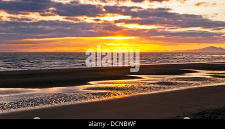 Sonnenuntergang über der irischen See am Fairbourne in Snowdonia Nordwales Stockfoto