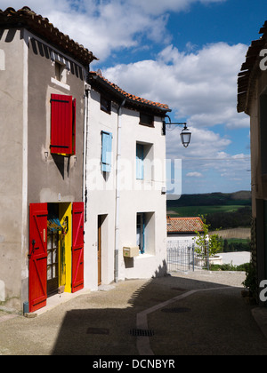 Bunte Häuser, die in das Dorf von Bellegarde-du-Brennstoffreserven, Aude, Frankreich Stockfoto