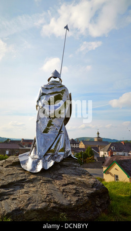 Skulptur von Ritter Llewelyn ap Gruffydd von Toby und Gideon Peterson im Llandovery Castle Carmarthenshire Wales UK Stockfoto