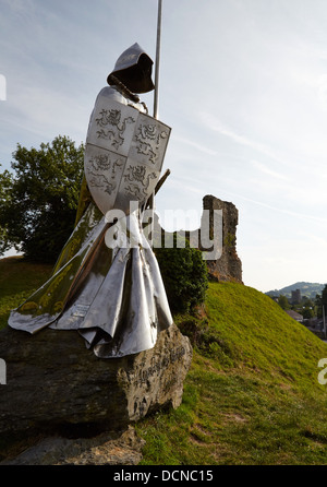 Skulptur von Ritter Llewelyn ap Gruffydd von Toby und Gideon Peterson im Llandovery Castle Carmarthenshire Wales UK Stockfoto
