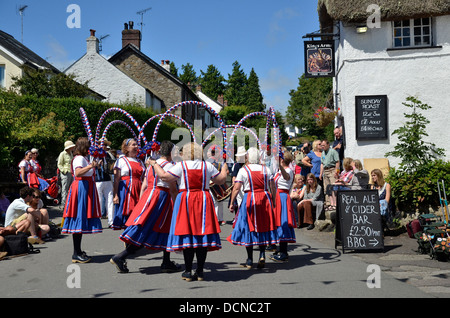 Morris Dancers außerhalb das Kings Arms Pub am 2013 Dartmoor Folk Festival, Süd Eifer, Dartmoor, Devon, England, UK Stockfoto