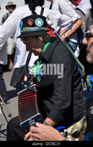 Dame das Handorgelspiel für Morris Dancers in 2013 Dartmoor Folk Festival, Süd Eifer, Dartmoor, Devon, England Stockfoto