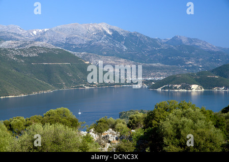 Blick vom Meghas Birnos Hügel in der Nähe von Spartohori über den Meganisi geraden auf der Insel Lefkas, Ionische Inseln, Griechenland. Stockfoto