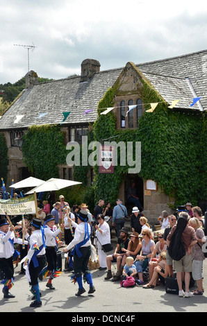 Morris Dancers auf dem 2013 Dartmoor Folk Festival, außerhalb der Oxenham Arms Pub, South Eifer, Dartmoor, Devon, England Stockfoto