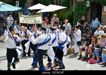 Morris Dancers am 2013 Dartmoor Folk Festival, Süd Eifer, Dartmoor, Devon, England Stockfoto