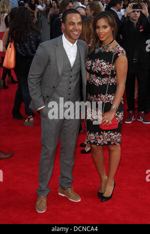 London, Großbritannien, 20. August 2013. Marvin Humes und Rochelle Humes besuchen die Weltpremiere von "One Direction: This Is Us im Empire Stockfoto