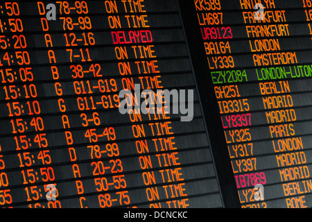 Elektronische Flüge planen - Ankunft und Abflug Informationen im internationalen Flughafen Stockfoto