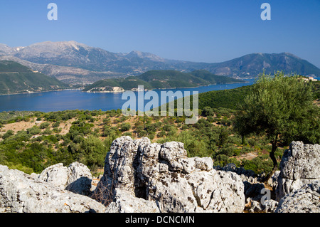 Blick vom Meghas Birnos Hügel in der Nähe von Spartohori über den Meganisi geraden auf der Insel Lefkas, Ionische Inseln, Griechenland. Stockfoto