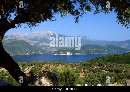 Blick vom Meghas Birnos Hügel in der Nähe von Spartohori über den Meganisi geraden auf der Insel Lefkas, Ionische Inseln, Griechenland. Stockfoto