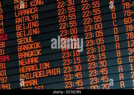Ihre Reise beginnt hier: Abflug Flugplan Informationen im internationalen Flughafen Stockfoto