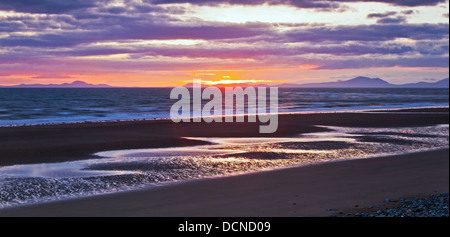 Sonnenuntergang über der irischen See am Fairbourne in Snowdonia Nordwales Stockfoto