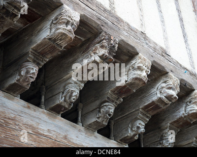 Gorgoyles Carvd in das Ende des Balken auf mittelalterlichen Häusern in Mirepoix, Ariege, Frankreich Stockfoto