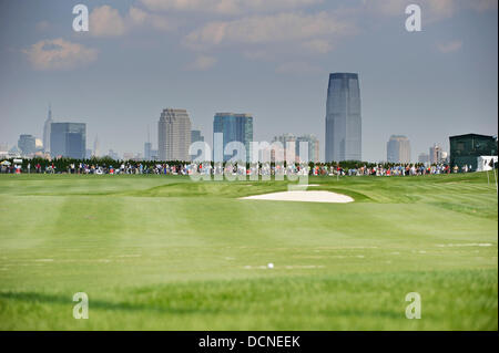 20. August 2013 - Jersey City, New Jersey, USA - 20. August 2013: Eine Gesamtansicht der Golfer auf der driving Range mit der New Yorker Skyline im Hintergrund während der Barclays Fed Ex Championship Liberty National Golf Course in Jersey City, New Jersey. Kostas Lymperopoulos/csm Stockfoto