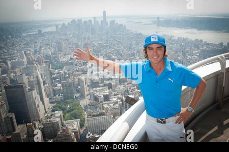 20. August 2013 - New York, New York, USA - RICKIE FOWLER, PGA Tour Golf Professional, auf Platz Nr. 42 in aktuellen FedExCup-Gesamtwertung, leuchtet das Empire State Building in '' Barclays blau und weiß '' um die Kick-off der FedExCup Playoffs zu gedenken. (Bild Kredit: Bryan Smith/ZUMAPRESS.com ©) Stockfoto