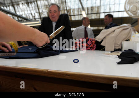 Hawick, Schottland. 20. August 2013.  Erste Minister besucht Barrie Strickwaren in Hawick die Textilindustrie eine glänzende Zukunft in Schottland mit traditionellen Handwerke wie Strickwaren gut aufgestellt hat, um ihre hochwertigen Marken in neue Märkte auf der ganzen Welt exportieren ersten Minister Alex Salmond, sagte heute wie er einen neuen Schwerpunkt auf die Chancen für die Branche beschrieben. Bildnachweis: Rob Gray/Alamy Live-Nachrichten Stockfoto