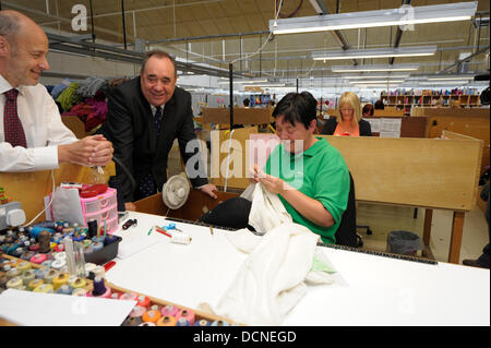 Hawick, Schottland. 20. August 2013.  Erste Minister besucht Barrie Strickwaren in Hawick die Textilindustrie eine glänzende Zukunft in Schottland mit traditionellen Handwerke wie Strickwaren gut aufgestellt hat, um ihre hochwertigen Marken in neue Märkte auf der ganzen Welt exportieren ersten Minister Alex Salmond, sagte heute wie er einen neuen Schwerpunkt auf die Chancen für die Branche beschrieben. Bildnachweis: Rob Gray/Alamy Live-Nachrichten Stockfoto