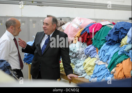 Hawick, Schottland. 20. August 2013.  Erste Minister besucht Barrie Strickwaren in Hawick die Textilindustrie eine glänzende Zukunft in Schottland mit traditionellen Handwerke wie Strickwaren gut aufgestellt hat, um ihre hochwertigen Marken in neue Märkte auf der ganzen Welt exportieren ersten Minister Alex Salmond, sagte heute wie er einen neuen Schwerpunkt auf die Chancen für die Branche beschrieben. Bildnachweis: Rob Gray/Alamy Live-Nachrichten Stockfoto