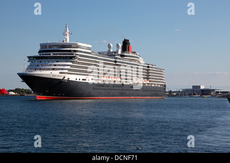 Das neueste MS Queen Elizabeth Kreuzfahrtschiff verlässt Langelinie im Hafen von Kopenhagen. Das Royal Opera House liegt in der Ferne auf der rechten Seite. Die QE 3 III Stockfoto