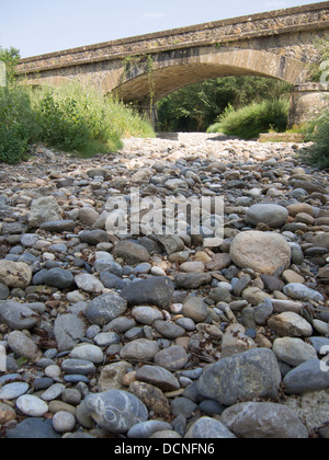 Der Fluss L'Ambrose, in Caudeval, in der Nähe von Mirepoix, Aude, Languedoc entblößt seinen Stein Bett Felsen und Kieselsteine, wenn im Sommer ausgetrocknet Stockfoto