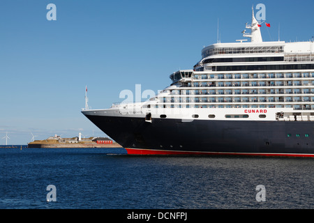 Das neueste Kreuzfahrtschiff der M/S-Königin Elizabeth verlässt Kopenhagen und passiert das alte Meeresfort Trekroner am Hafeneingang. Rostock nächster Hafen. Die QE 3 III Stockfoto